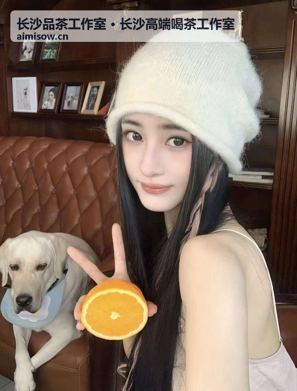 长沙高端喝茶工作室茶艺师正在冲泡红茶